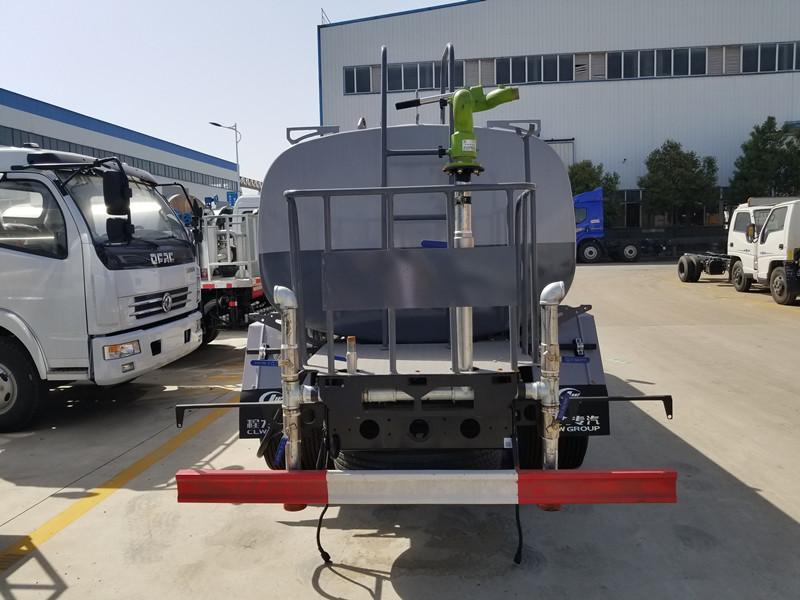 東風(fēng)標(biāo)準(zhǔn)化5噸灑水車(chē)