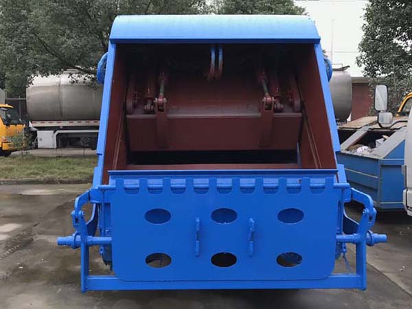 東風(fēng)福瑞卡壓縮式垃圾車(chē)