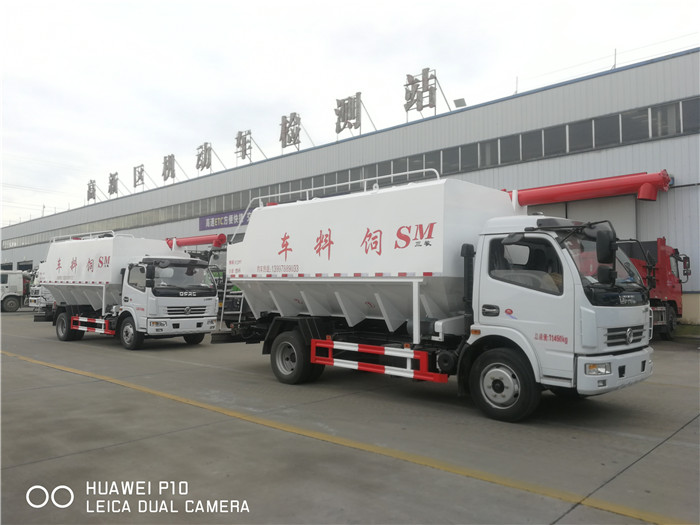 12方東風(fēng)多利卡散裝飼料運(yùn)輸車