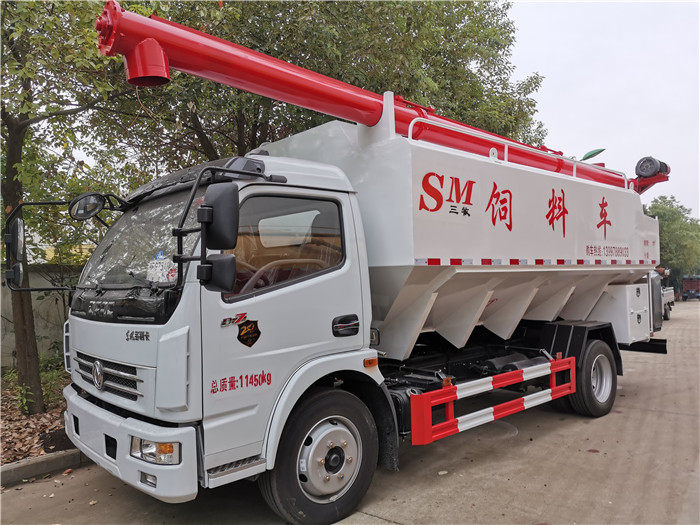 東風(fēng)多利卡散裝飼料運輸車