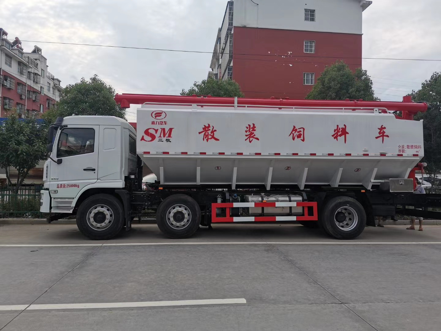 30方陜汽小三軸散裝飼料運(yùn)輸車(chē)