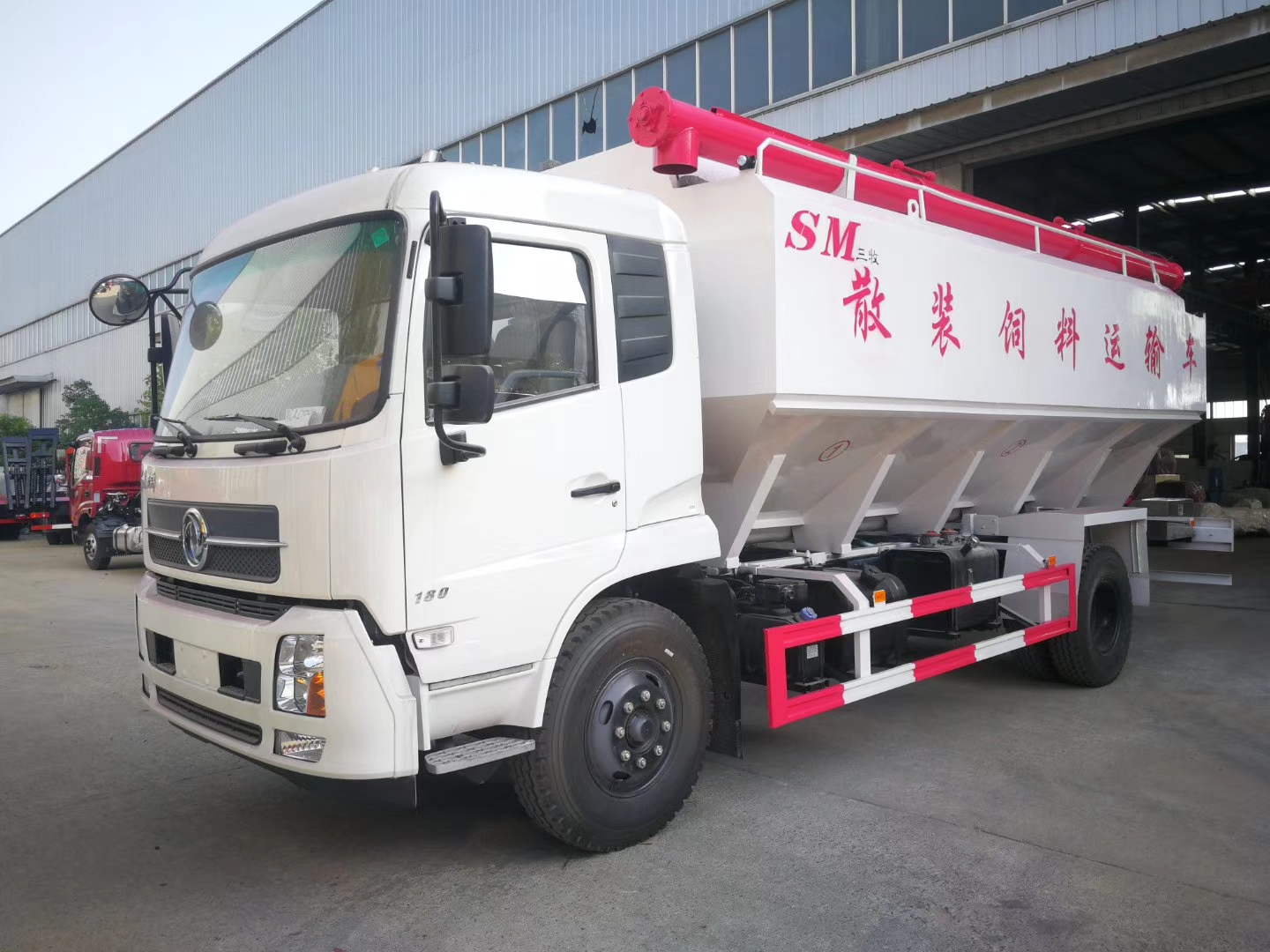 東風(fēng)天錦散裝飼料運(yùn)輸車